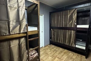 Хостел АрАрАт Позняки. Место в общем 8-местном номере  3