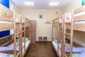 Хостел Botanic Globus. Место в мужском 10-местном номере  3