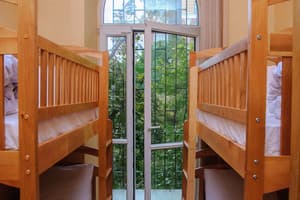 Хостел Golden Globus. Место в женском 4-местном номере с балконом 1